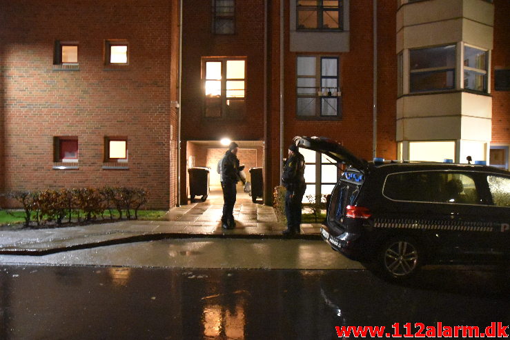 Politiet har spærret hele gaden. Valdemarsgade i Vejle. 27/12-2020. Ca. Kl. 15.