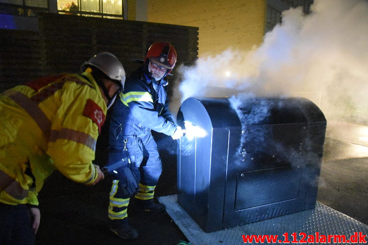 Ild i Container under tag. Løget Høj 13 i Vejle . 01/01-2021. KL. 01:01.