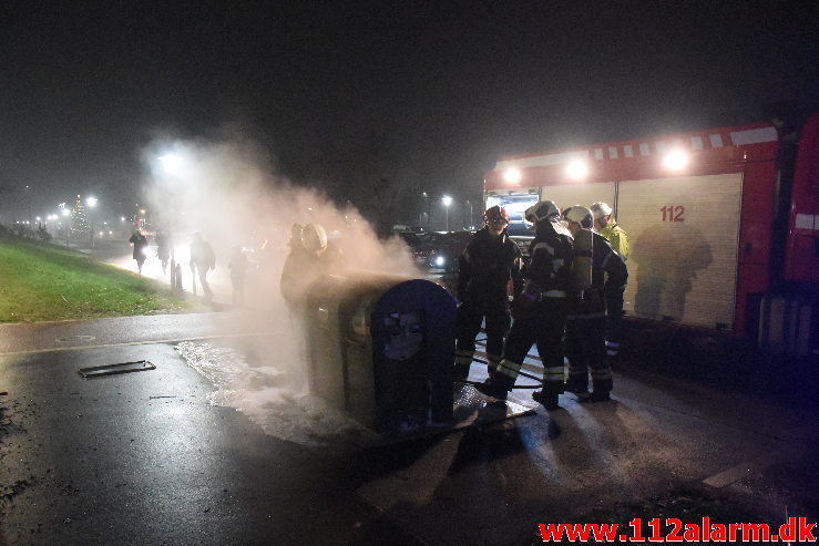 Ild i Container under tag. Løget Høj 13 i Vejle . 01/01-2021. KL. 01:01.