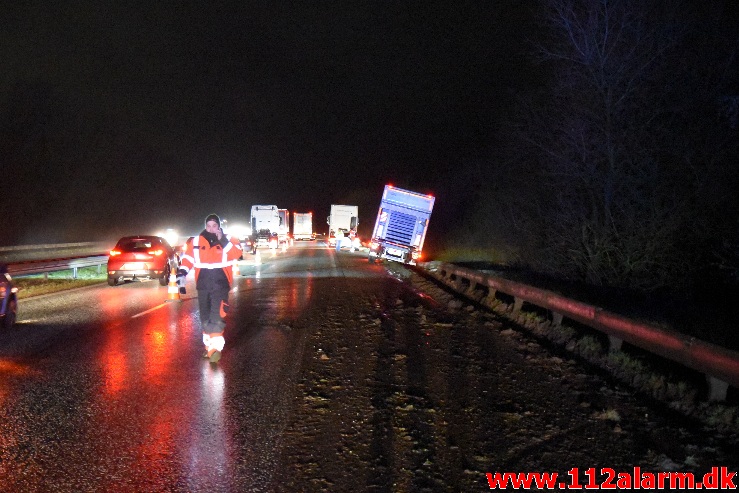 Lastbilen havnede i rabatten. Østjyske Motorvej efter Hedensted. 21/01-2021. Kl. 19:26.