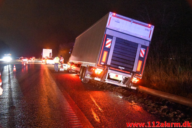 Lastbilen havnede i rabatten. Østjyske Motorvej efter Hedensted. 21/01-2021. Kl. 19:26.