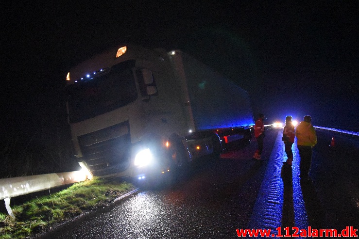 Lastbilen havnede i rabatten. Østjyske Motorvej efter Hedensted. 21/01-2021. Kl. 19:26.