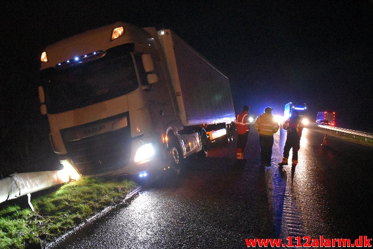 Lastbilen havnede i rabatten. Østjyske Motorvej efter Hedensted. 21/01-2021. Kl. 19:26.