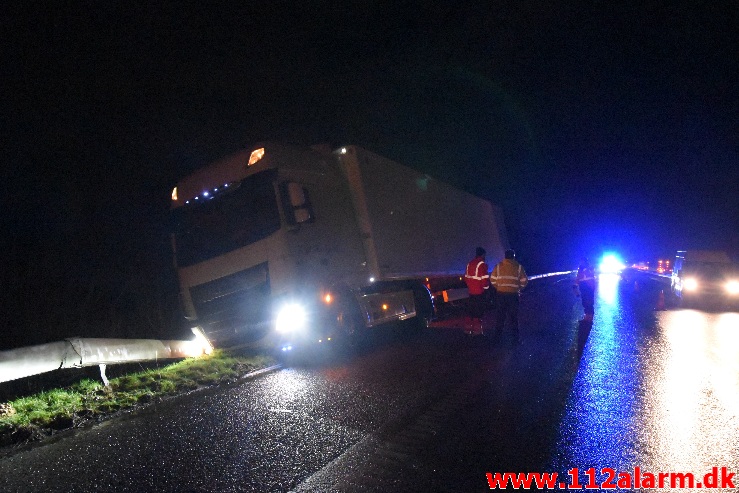 Lastbilen havnede i rabatten. Østjyske Motorvej efter Hedensted. 21/01-2021. Kl. 19:26.