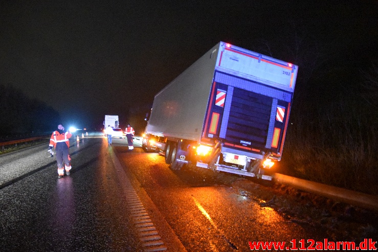 Lastbilen havnede i rabatten. Østjyske Motorvej efter Hedensted. 21/01-2021. Kl. 19:26.