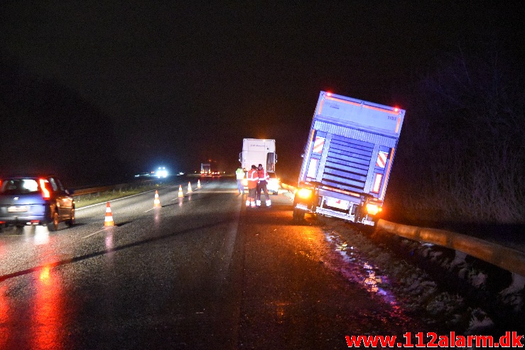 Lastbilen havnede i rabatten. Østjyske Motorvej efter Hedensted. 21/01-2021. Kl. 19:26.