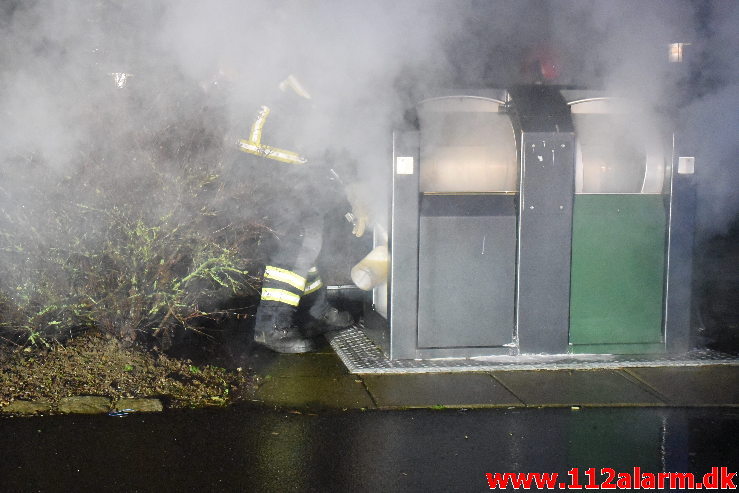 Ild i underjordisk container. Askevænget 11 i Vejle. 31/12-2020. Kl. 22:44.