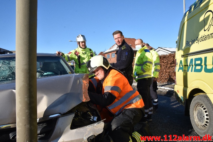 Færdselsuheld med fastklemte. Fredericiavej i Vejle. 12/02-2021. Kl. 14:03.