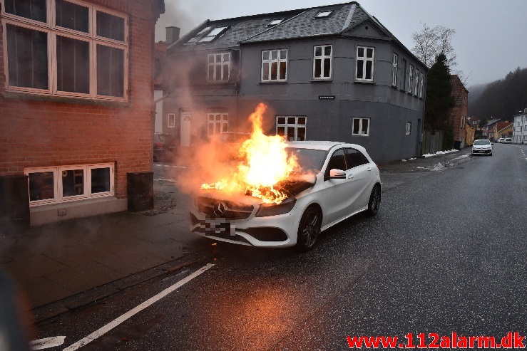 Mercedes i brand. Vardevej i Vejle. 17/02-2021. Kl. 08:08.