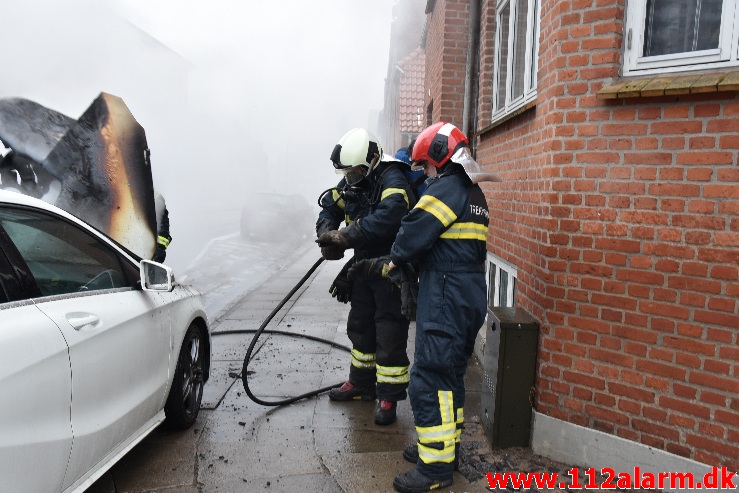 Mercedes i brand. Vardevej i Vejle. 17/02-2021. Kl. 08:08.