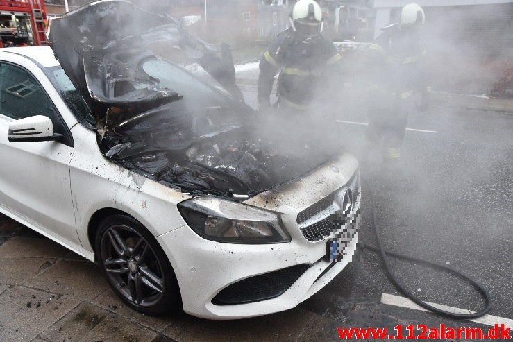 Mercedes i brand. Vardevej i Vejle. 17/02-2021. Kl. 08:08.