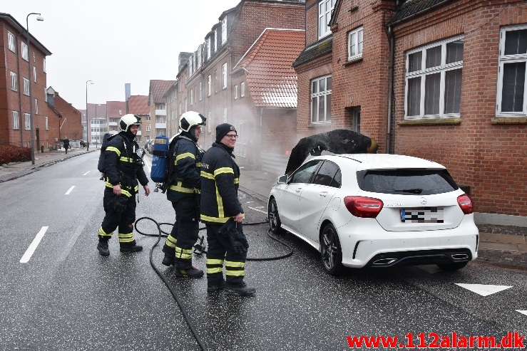 Mercedes i brand. Vardevej i Vejle. 17/02-2021. Kl. 08:08.