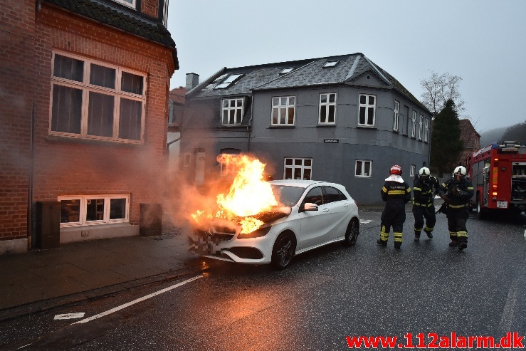 Mercedes i brand. Vardevej i Vejle. 17/02-2021. Kl. 08:08.