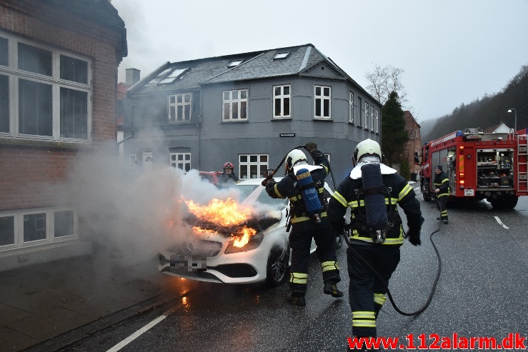 Mercedes i brand. Vardevej i Vejle. 17/02-2021. Kl. 08:08.