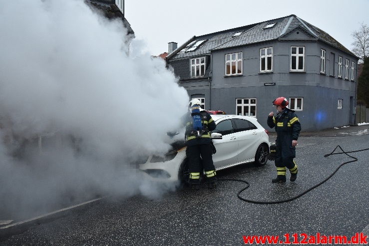 Mercedes i brand. Vardevej i Vejle. 17/02-2021. Kl. 08:08.