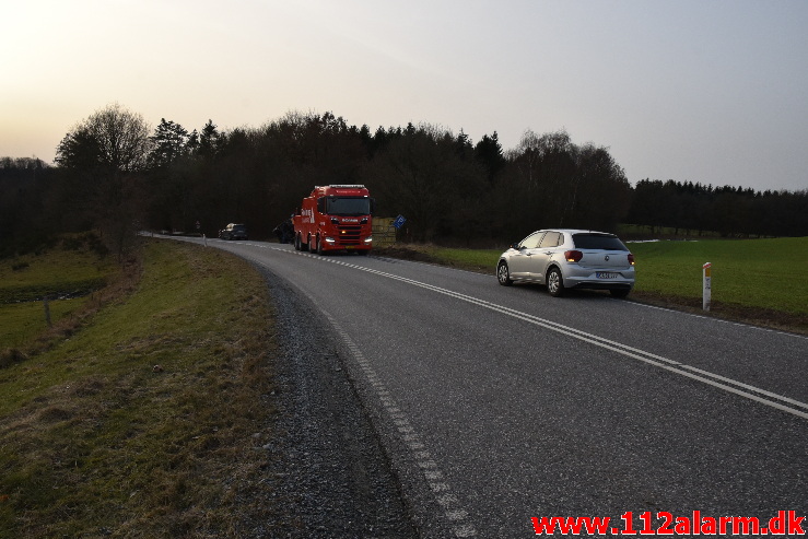 Lastbil havnede i grøften. Bøgvadvej ved Egtved. 22/02-2021. Kl. 14:30.
