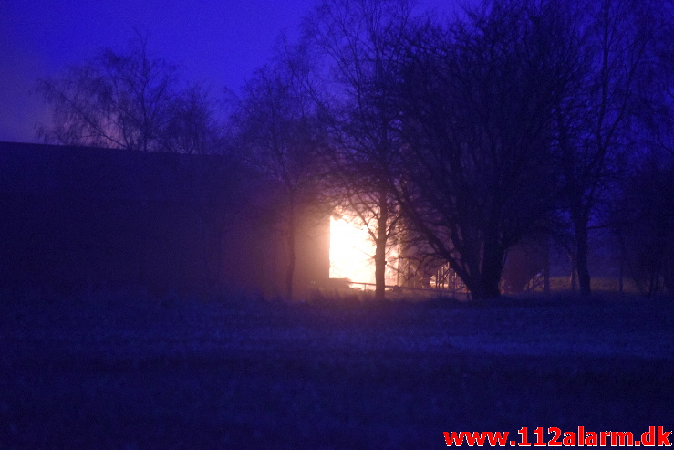 Gårdbrand. Gammelbyvej ved Jelling. 04/03-2021. Kl. 06:08.