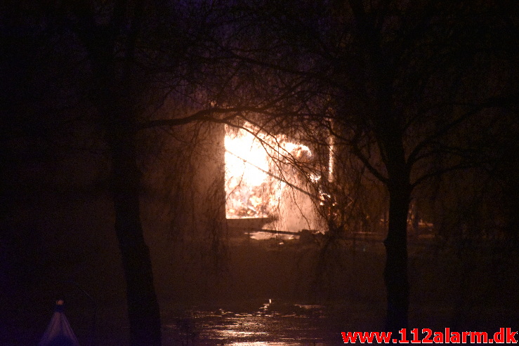 Gårdbrand. Gammelbyvej ved Jelling. 04/03-2021. Kl. 06:08.