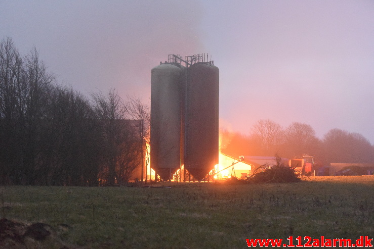 Gårdbrand. Gammelbyvej ved Jelling. 04/03-2021. Kl. 06:08.