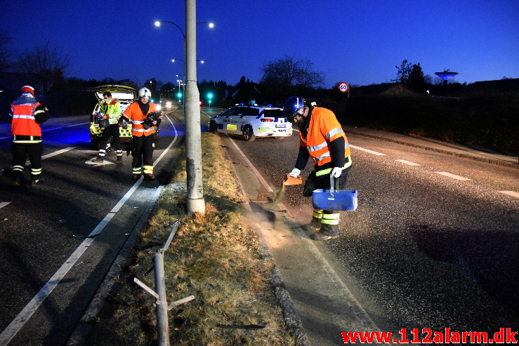 Ramte en lygtepæl i midterrabatten. Grønlandsvej i Vejle. 05/03-2021. KL. 06:02.