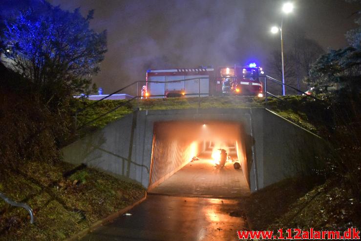 Ild i Knallert. Grønlandsvej i Vejle. 13/03-2021. KL: 20:59.