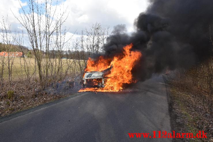 Voldsom brand i varevogn. Højenskovvej ved Højen. 16/03-2021. KL. 15:34.