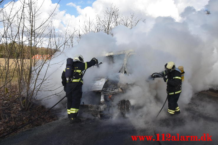 Voldsom brand i varevogn. Højenskovvej ved Højen. 16/03-2021. KL. 15:34.