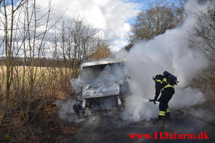 Voldsom brand i varevogn. Højenskovvej ved Højen. 16/03-2021. KL. 15:34.