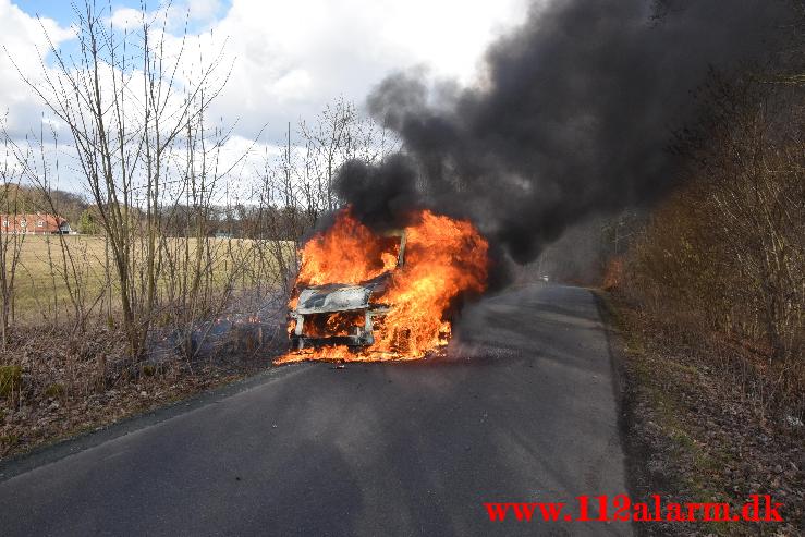 Voldsom brand i varevogn. Højenskovvej ved Højen. 16/03-2021. KL. 15:34.