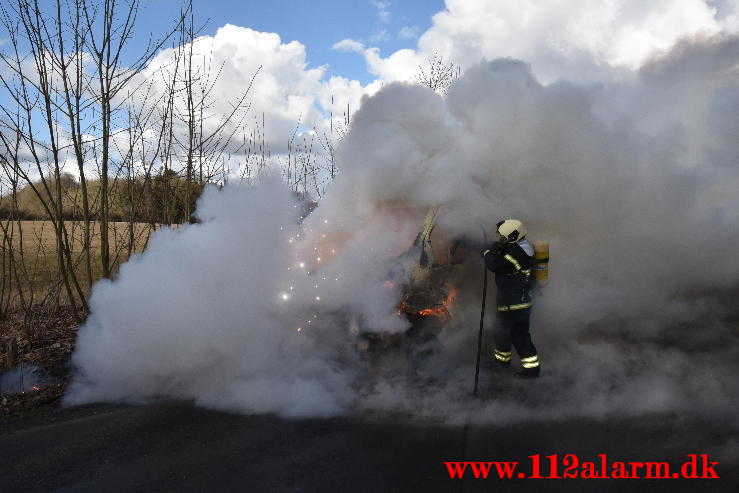 Voldsom brand i varevogn. Højenskovvej ved Højen. 16/03-2021. KL. 15:34.