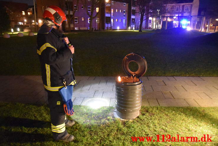 ild i skraldespand. Vedelsgade / i Byparken. 27/03-2021. Kl. 22:59.