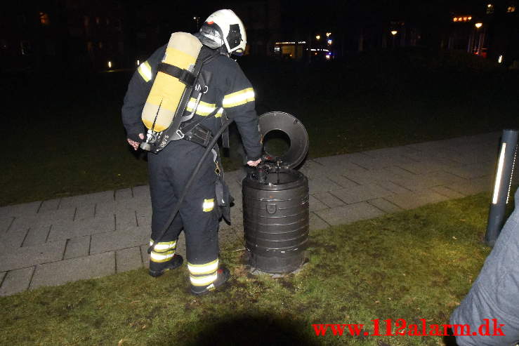 ild i skraldespand. Vedelsgade / i Byparken. 27/03-2021. Kl. 22:59.