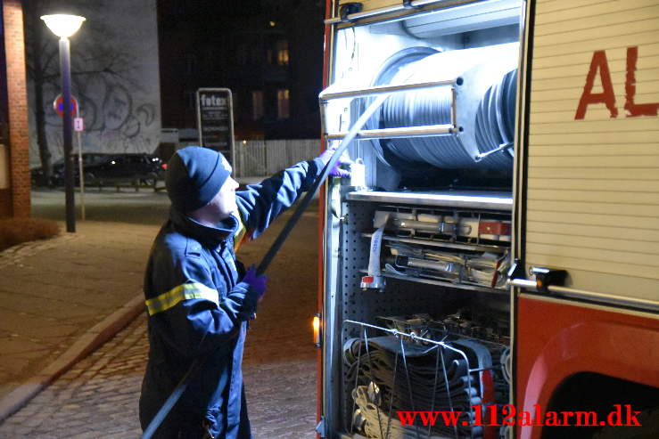 ild i skraldespand. Vedelsgade / i Byparken. 27/03-2021. Kl. 22:59.