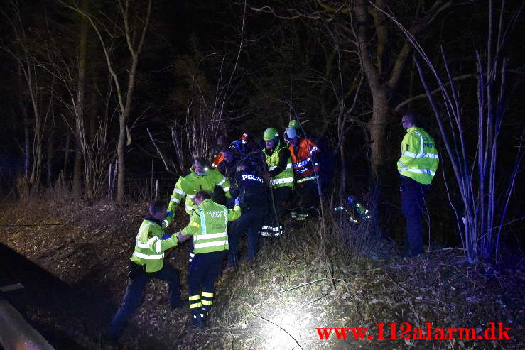 Bilen endte på hovedet i en lille sø. Koldingvej ved Vejle. 29/03-2021. Kl. 21:21.