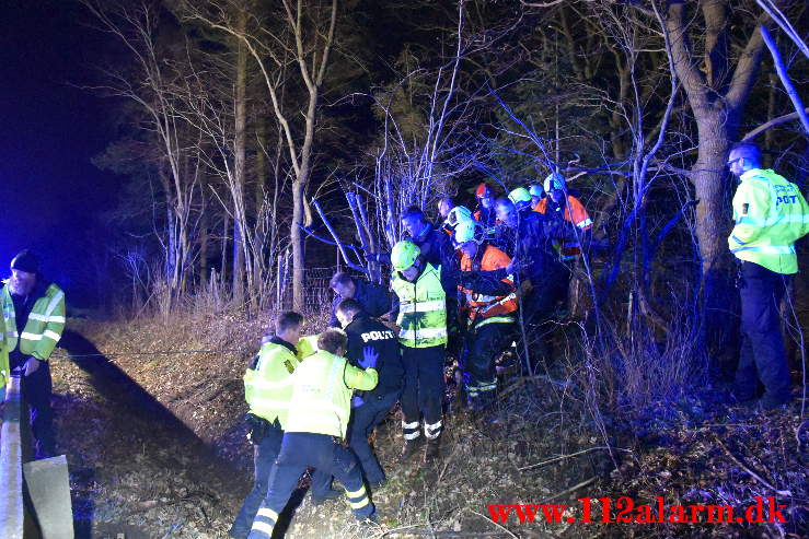 Bilen endte på hovedet i en lille sø. Koldingvej ved Vejle. 29/03-2021. Kl. 21:21.