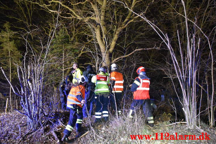 Bilen endte på hovedet i en lille sø. Koldingvej ved Vejle. 29/03-2021. Kl. 21:21.