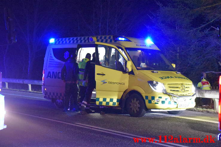 Bilen endte på hovedet i en lille sø. Koldingvej ved Vejle. 29/03-2021. Kl. 21:21.