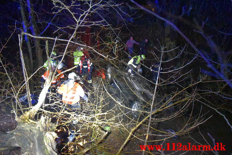 Bilen endte på hovedet i en lille sø. Koldingvej ved Vejle. 29/03-2021. Kl. 21:21.