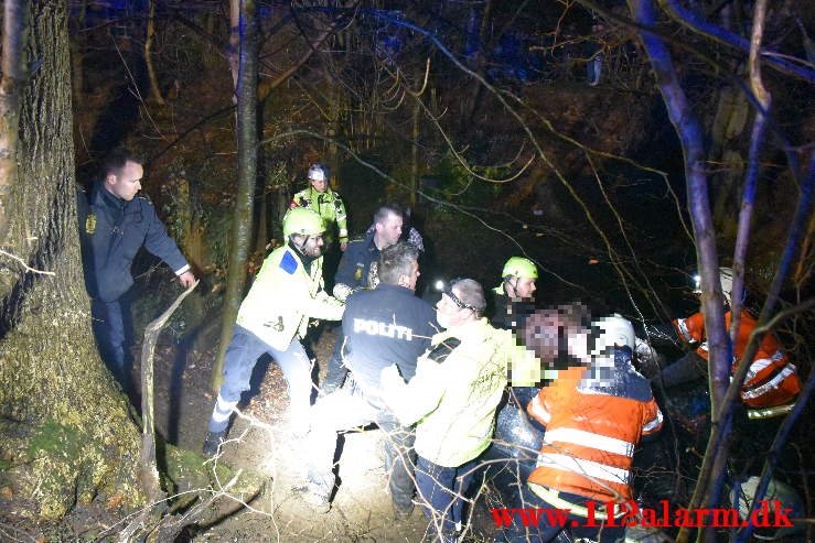 Bilen endte på hovedet i en lille sø. Koldingvej ved Vejle. 29/03-2021. Kl. 21:21.