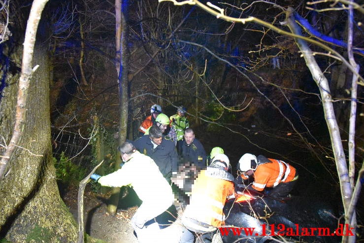 Bilen endte på hovedet i en lille sø. Koldingvej ved Vejle. 29/03-2021. Kl. 21:21.