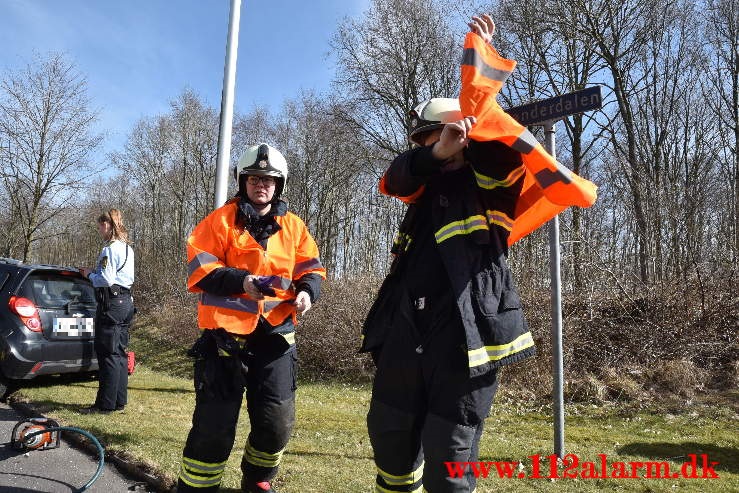 2 biler hinanden i krydset. Grønlandsvej / Sønderdalen i Vejle. 30/03-2021. KL. 13:41.