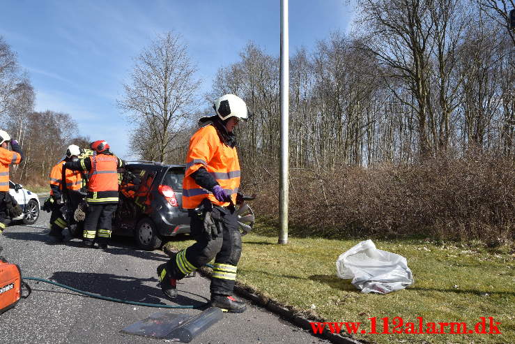 2 biler hinanden i krydset. Grønlandsvej / Sønderdalen i Vejle. 30/03-2021. KL. 13:41.