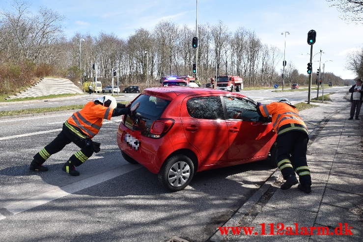 2 biler hinanden i krydset. Grønlandsvej / Sønderdalen i Vejle. 30/03-2021. KL. 13:41.