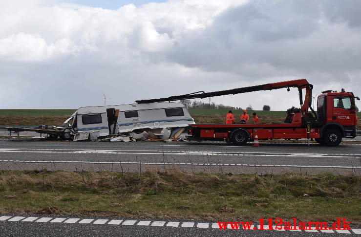 Campingvogn i midter autoværnet. Midtjyske Mortorvej ved Tørring. 05/04-2021. Kl. 14:51.