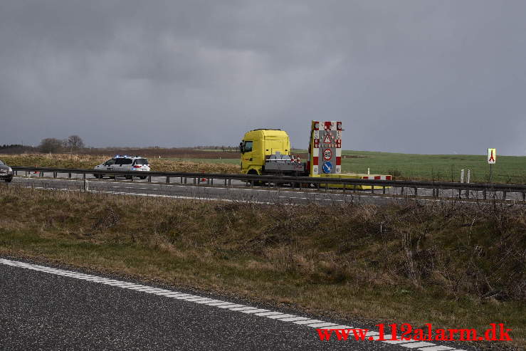 Campingvogn i midter autoværnet. Midtjyske Mortorvej ved Tørring. 05/04-2021. Kl. 14:51.