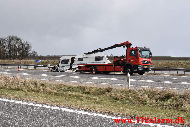 Campingvogn i midter autoværnet. Midtjyske Mortorvej ved Tørring. 05/04-2021. Kl. 14:51.