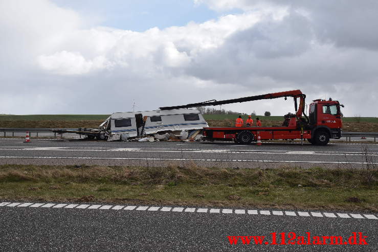 Campingvogn i midter autoværnet. Midtjyske Mortorvej ved Tørring. 05/04-2021. Kl. 14:51.