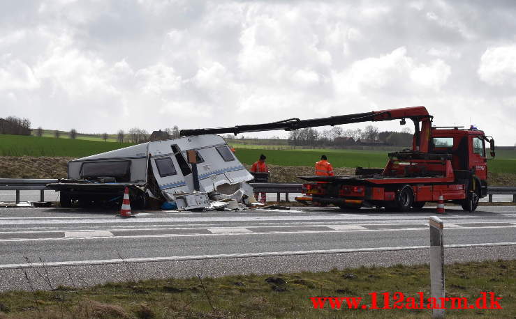 Campingvogn i midter autoværnet. Midtjyske Mortorvej ved Tørring. 05/04-2021. Kl. 14:51.