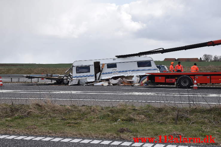 Campingvogn i midter autoværnet. Midtjyske Mortorvej ved Tørring. 05/04-2021. Kl. 14:51.