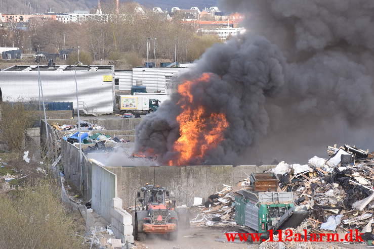 Ild i Industribygning. Vestre Engvej 70 i Vejle. 10/04-2021. Kl. 17:05.